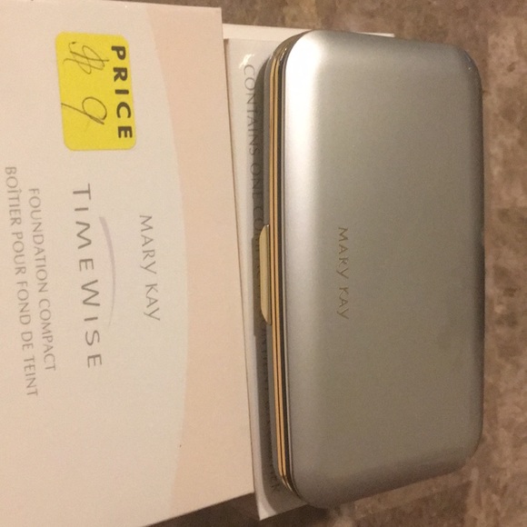 Mary Kay Timewise compact - Picture 2 of 2
